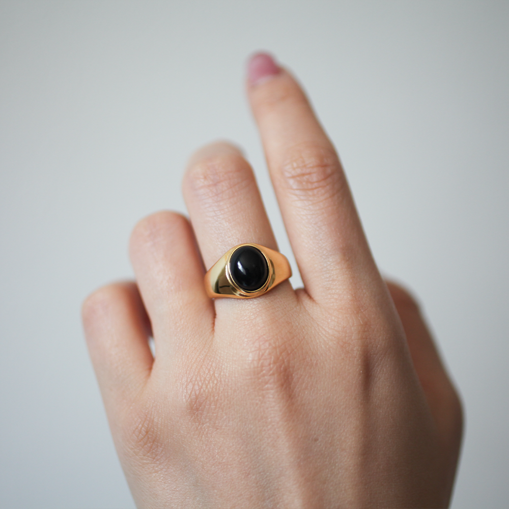 Black oval ring 167 Gold