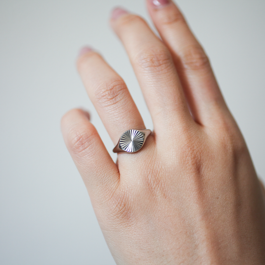 Sunburst signet ring 061 Silver