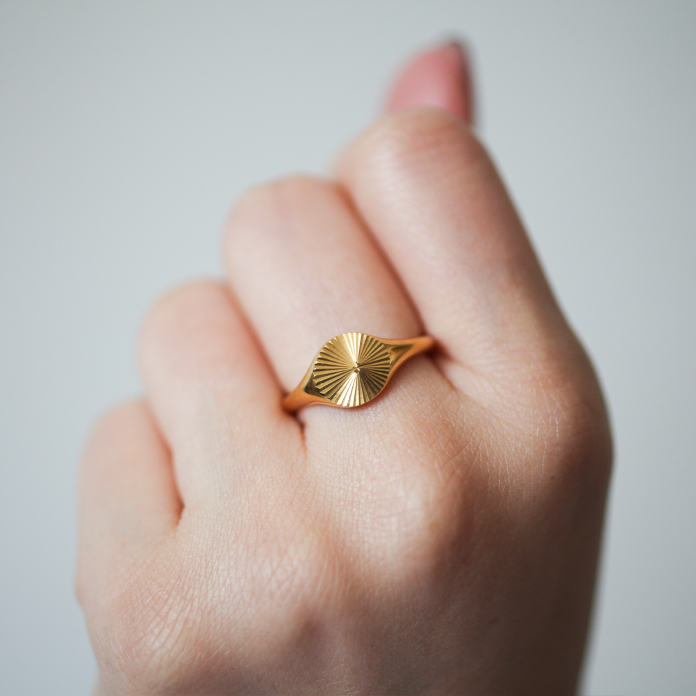 Sunburst signet ring 061 Gold