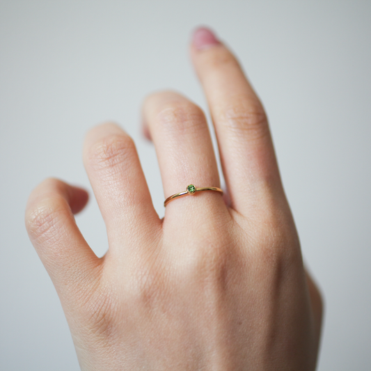 Solitaire green ring 143 Gold