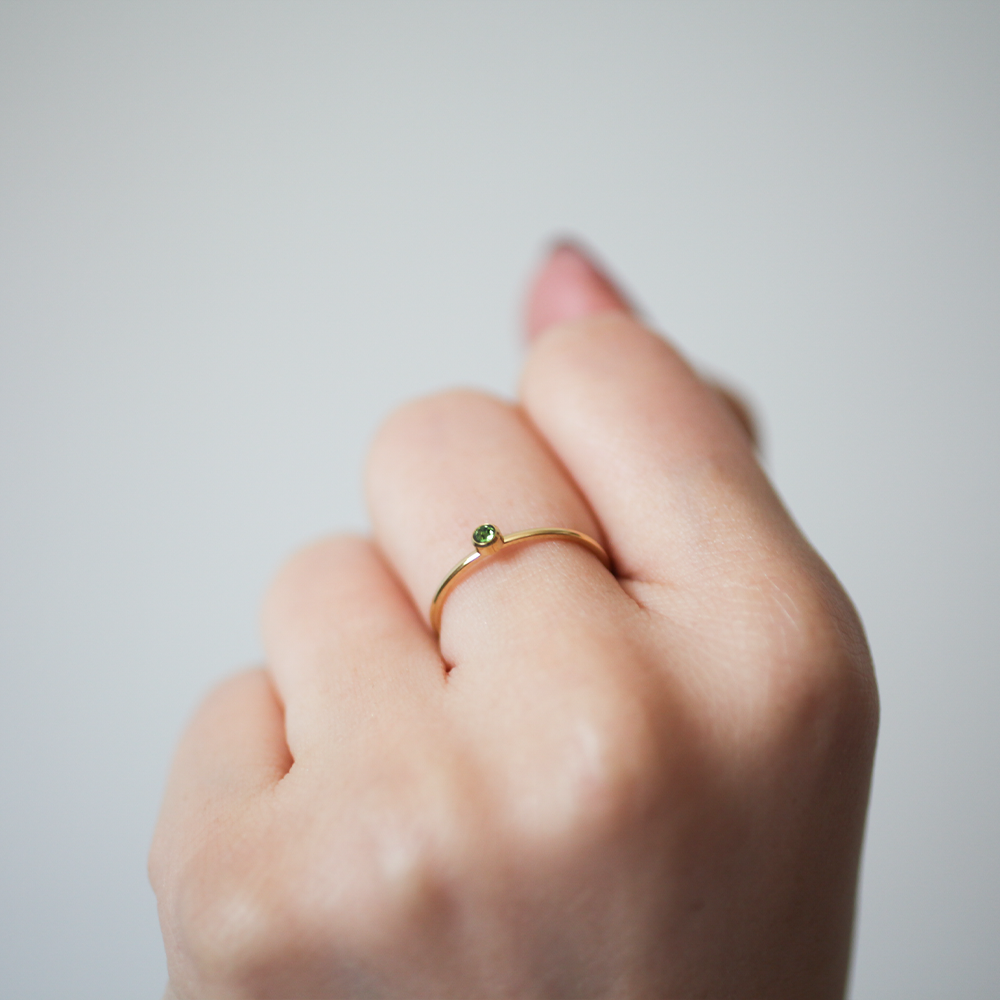 Solitaire green ring 143 Gold