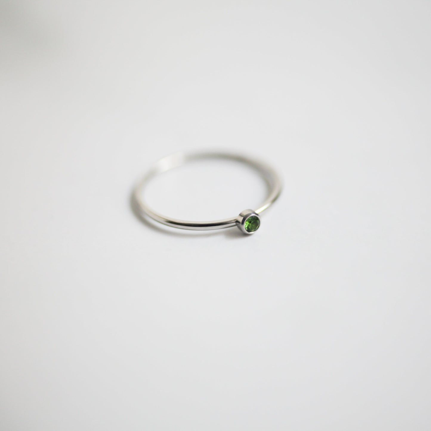 Solitaire green ring 143 Silver