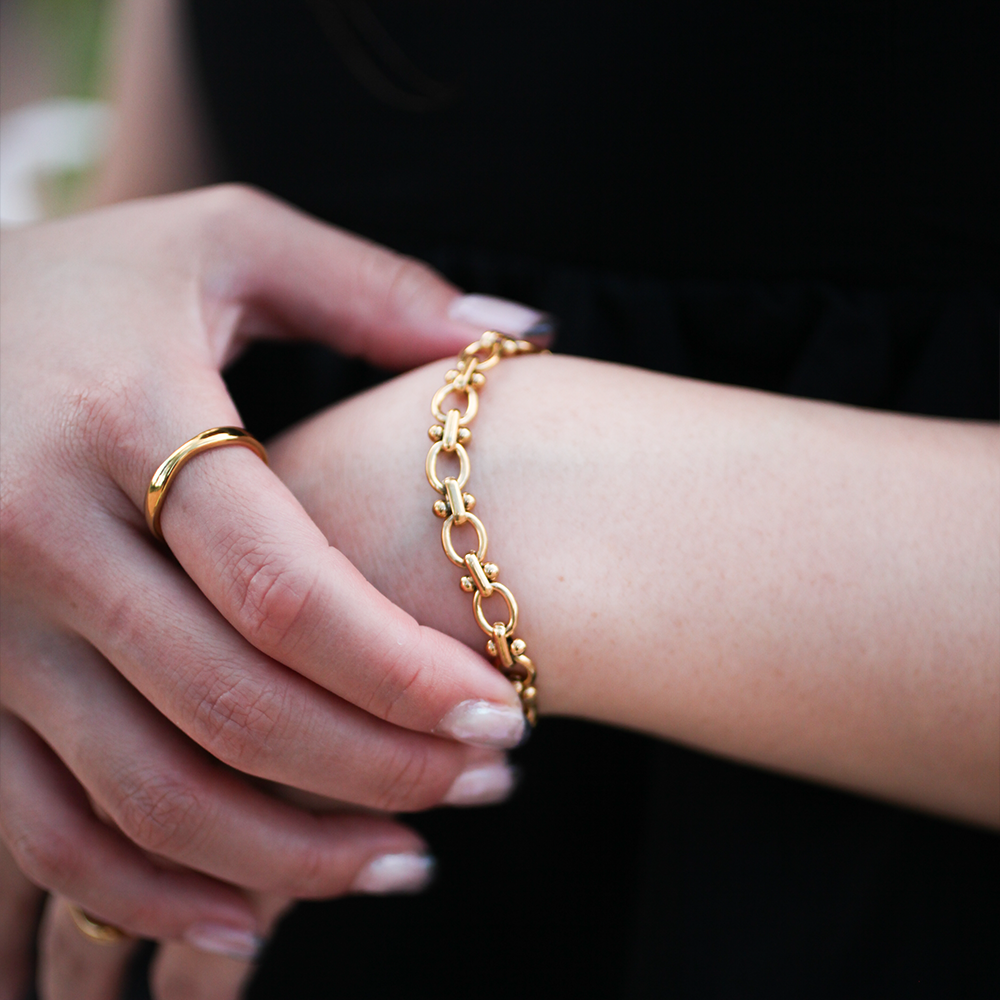 Bold loop bracelet 121 Gold