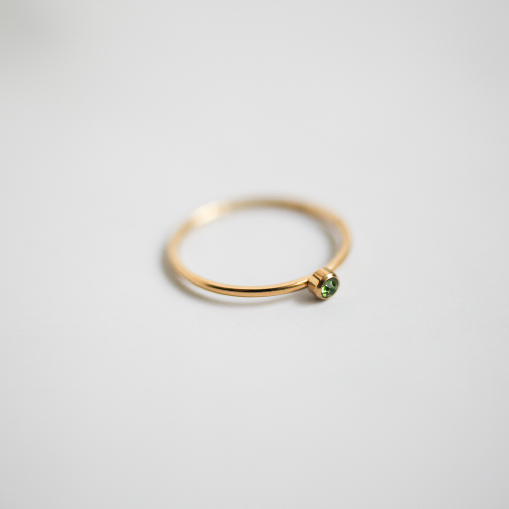 Solitaire green ring 143 Gold