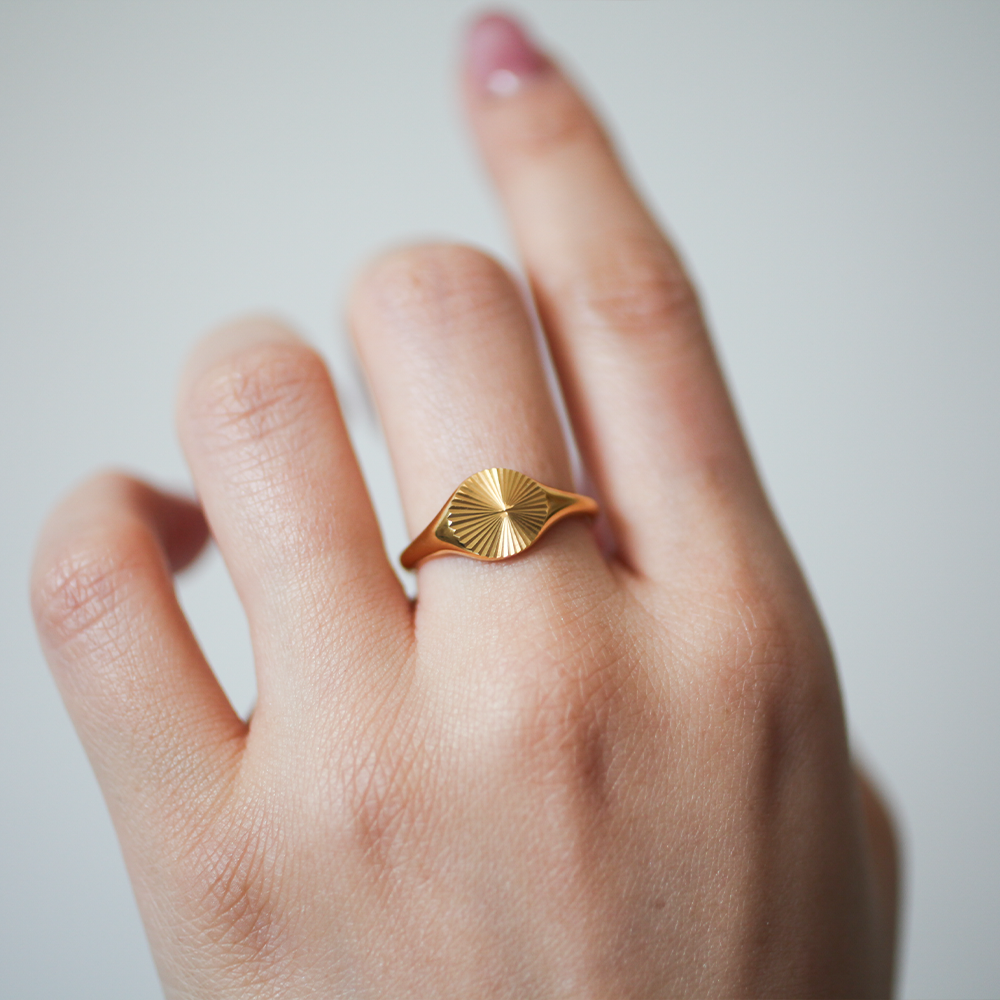 Sunburst signet ring 061 Gold