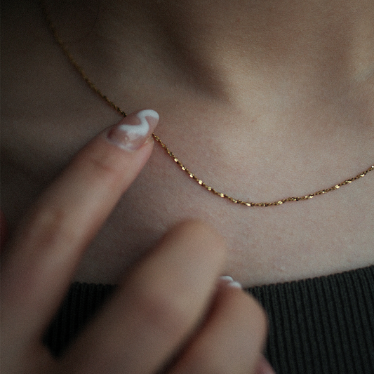 Subtle glow necklace 184 Gold