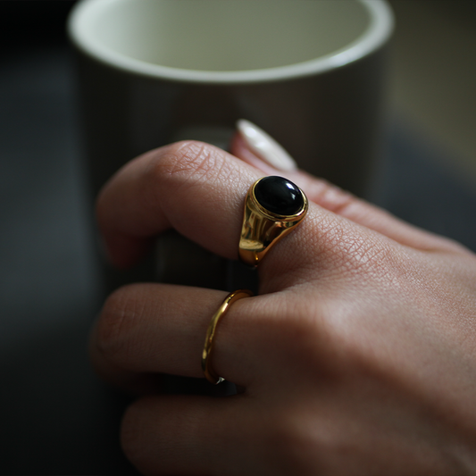 Black oval ring 167 Gold